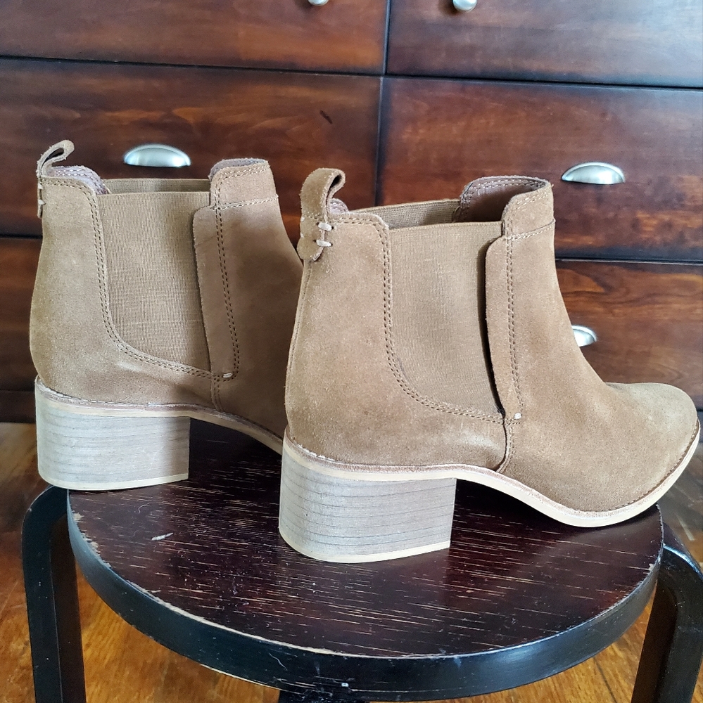 Crevo suede chestnut Chelsea boot